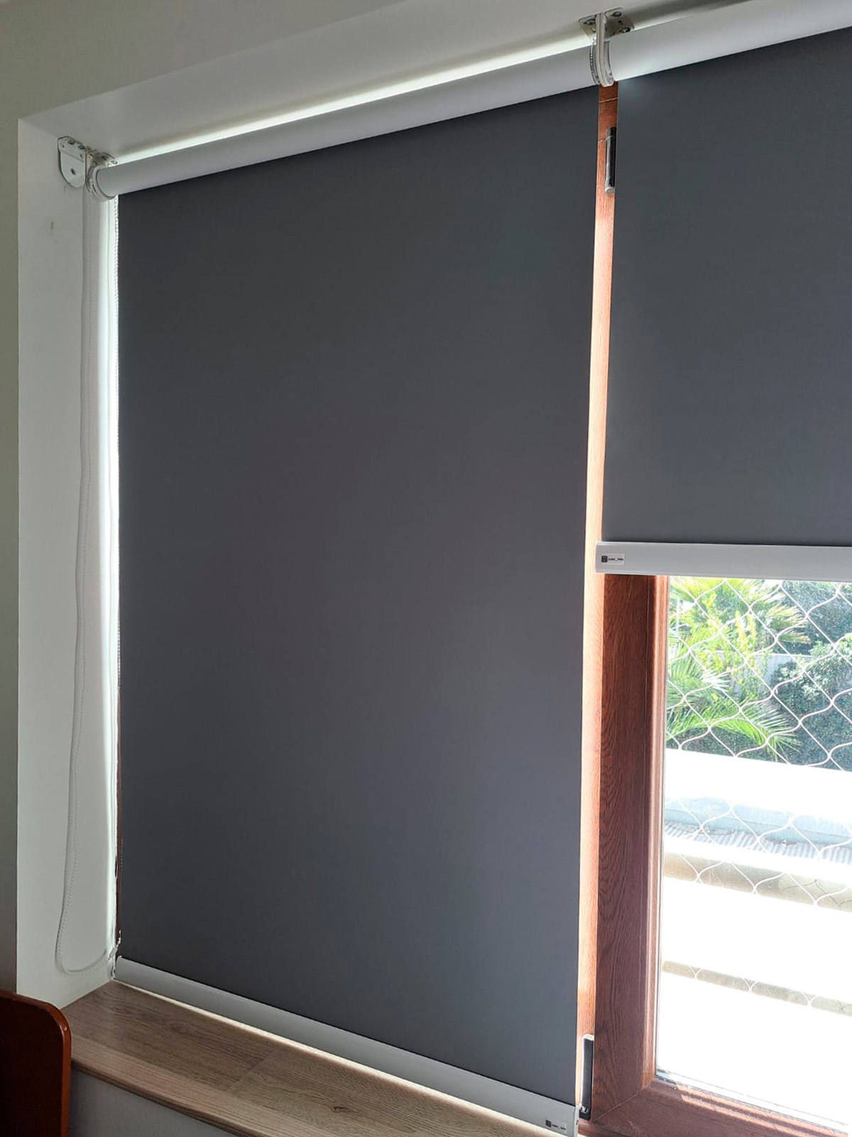 Cortina roller black out instalada